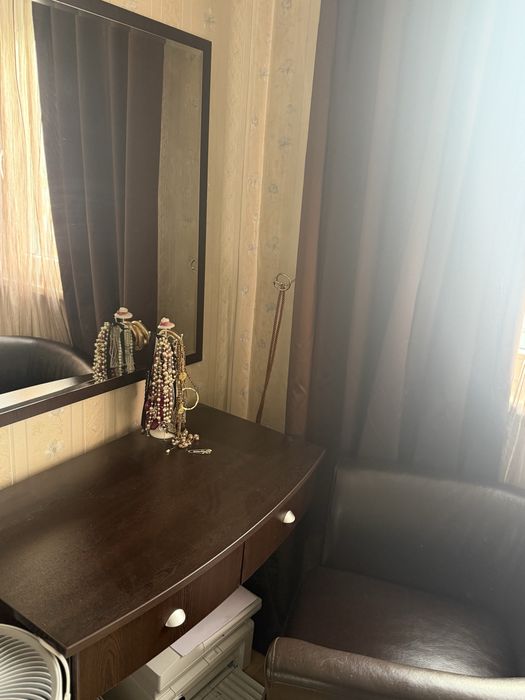 Спалня със скрин и тоалетка с огледало