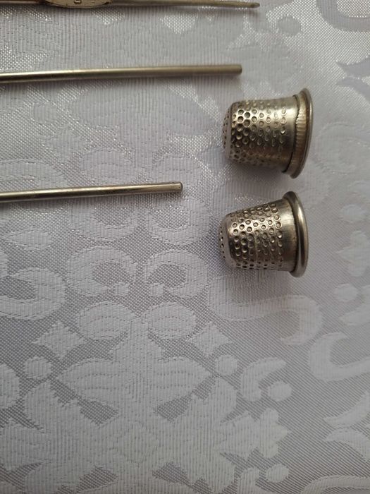 Croseta metalica, diferite dimensiuni (8 buc) + doua degetare metalice