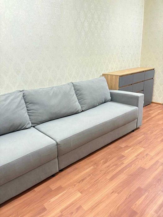 Диван с хранением,  почти новый,