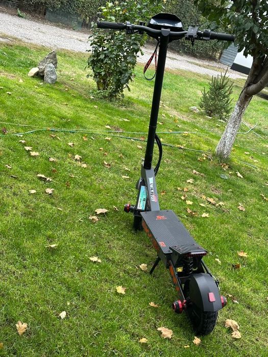 Trotineta noua! Ff buna ca nouaaa se prezinta foarte bine accept proba