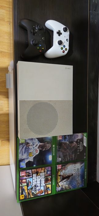 Xbox one s 500 gb 2 manete si 4 jocuri.