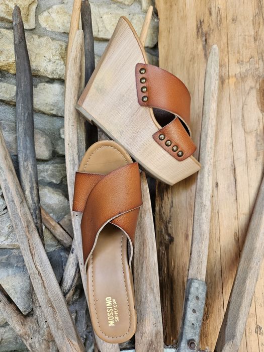 Дамски кожени сабо и сандали