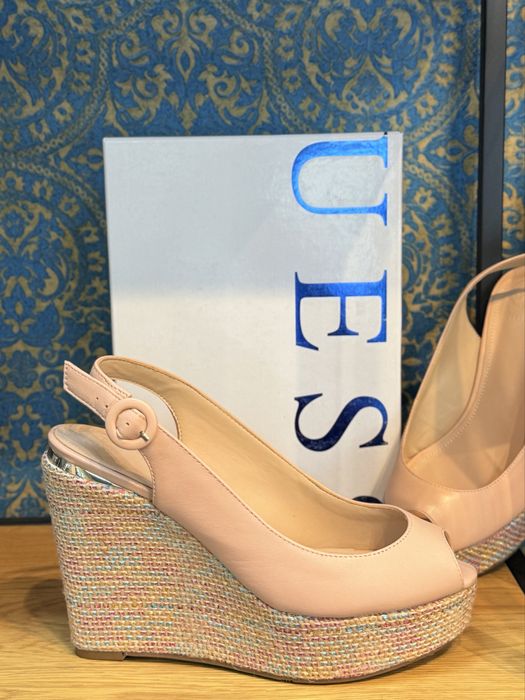 Дамски сандали GUESS на платформа 38.39