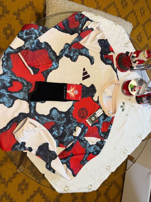 Байерн Мюнхен коледен пуловер L и вратарски пуловер нов L 250 лв