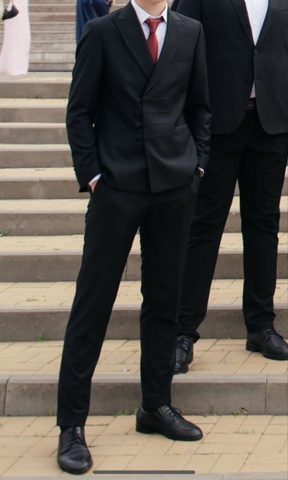 Продам чёрный костюм.