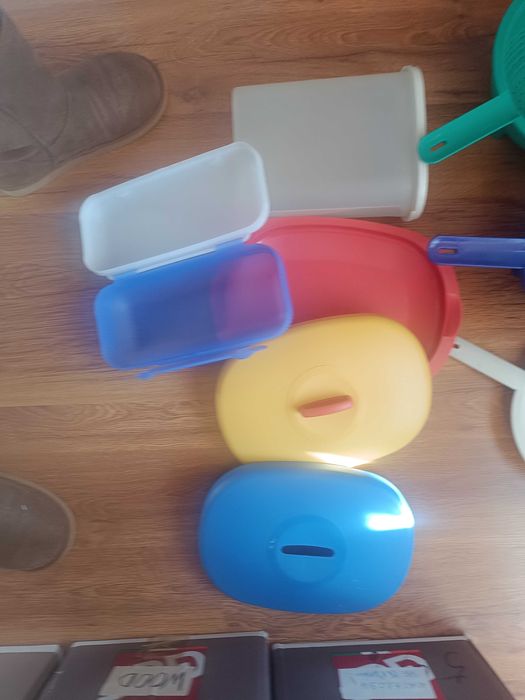 Стари цедки и кутии Tupperware