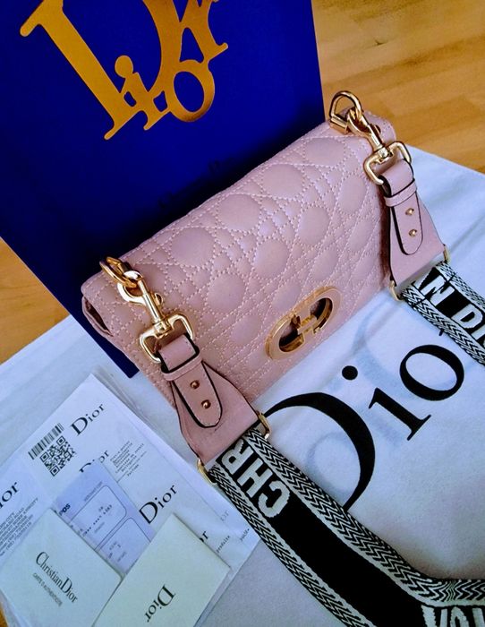 Geanta roz pudra,model crossbody,logo metalic auriu, saculet  inclus