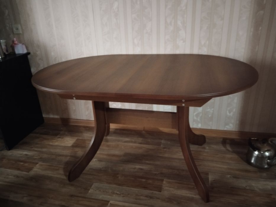 Продам стол в комплекте и стулья