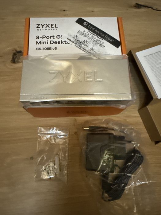 Zyxel GS-108B v5 Switch Gigabit 8 Porturi 10/100/1000 Metalic Fanless QoS Desktop Network LAN Router NAS