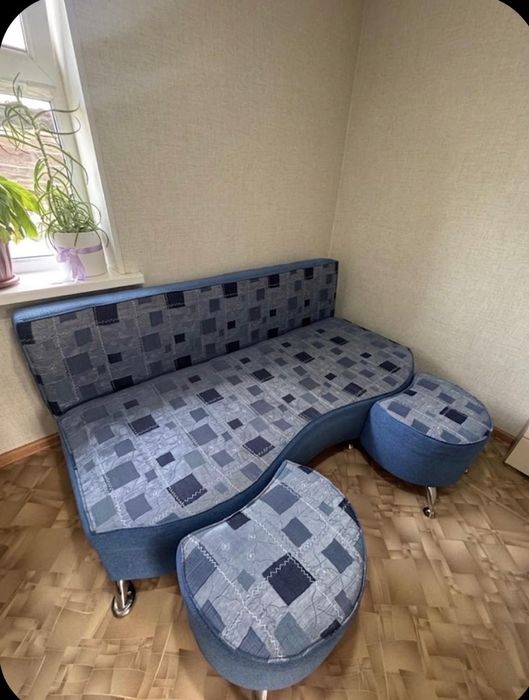 Продам диван с двумя пуфиком