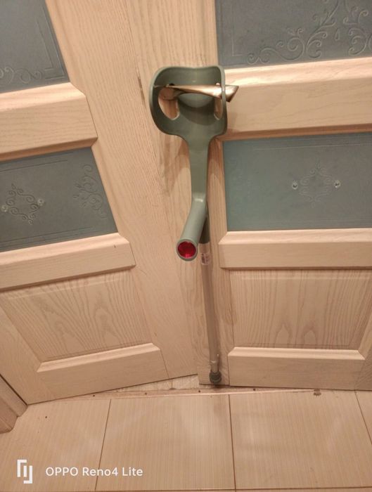 Продам локтевой костыль.