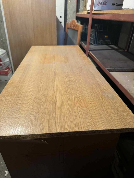 ПОДАРЯВАМ две използвани бюра. Пловдив.