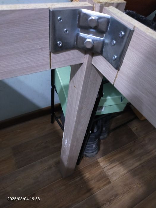 Продам стол со стульями (4 шт)