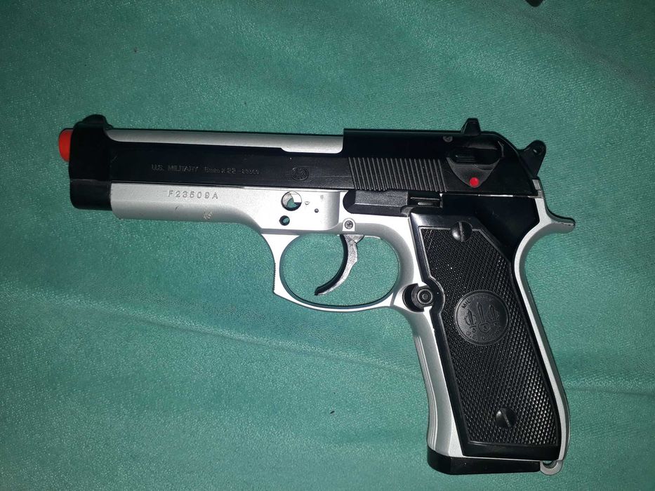 Пластмасов Пистолет Еърсофт M92F за части