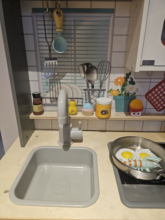 Продавам детска дървена кухня Hape заедно с всички неща от снимката