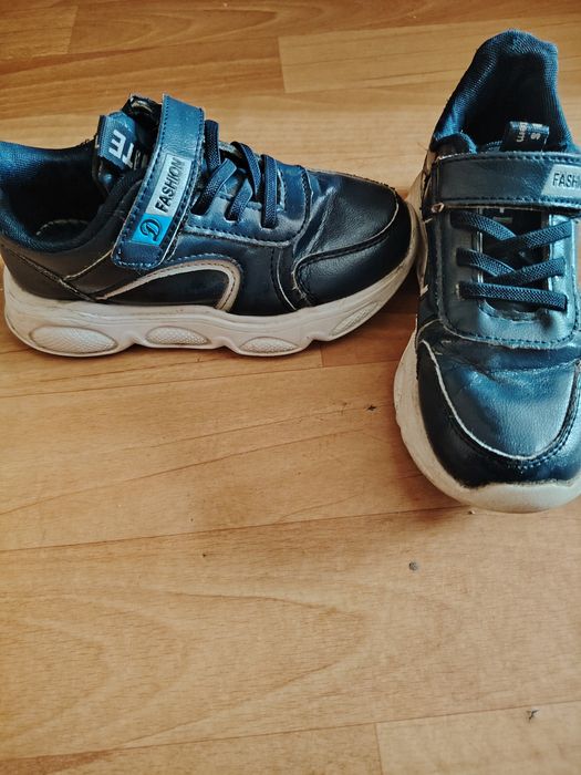 Детские кроссовки