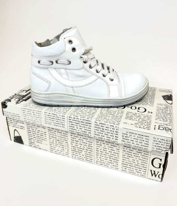 Детски обувки, сандали, боти и пантофи на разпродажба от магазин.