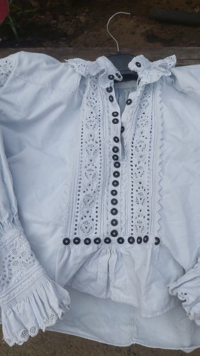 Vănd cămăși tradiționale din zona Beiușului.