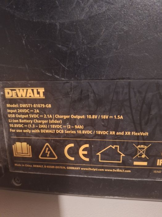 Това устройство е професионалното строително радио и зарядно устройство DeWALT DWST1-81078 TSTAK Connect.