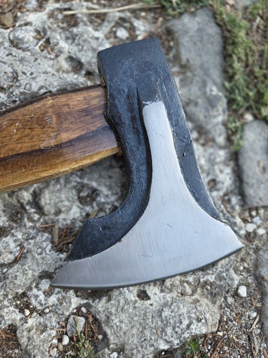 Ръчно изработена брадва – уникален дизайн, здрава стомана, дървена дръжка