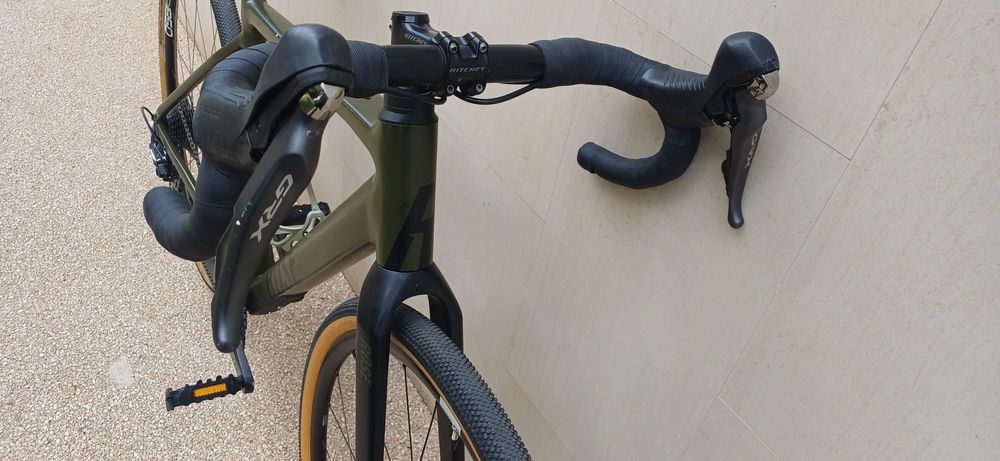 Bicicleta gravel 2x11 , furca din carbon