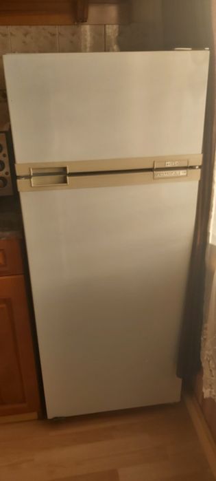 Хладилник с фризер