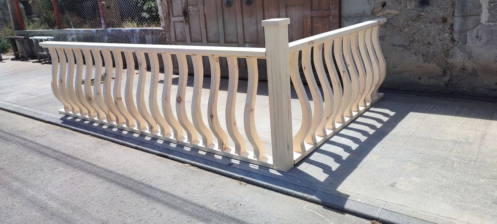 Дървен парапет от масив