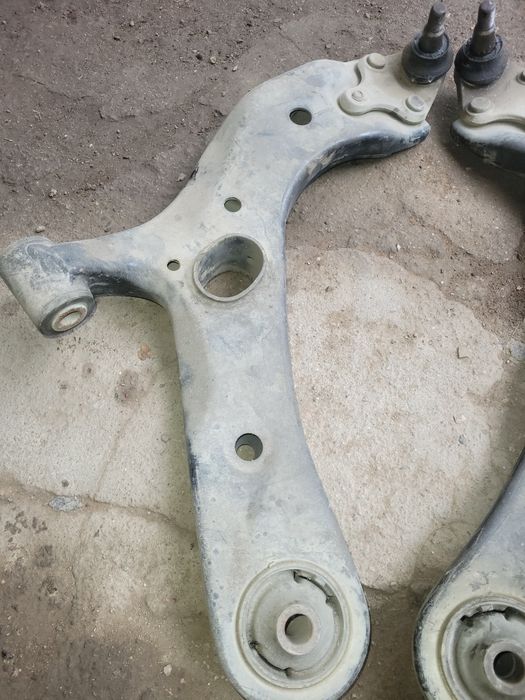 Рычаг подвески нижний