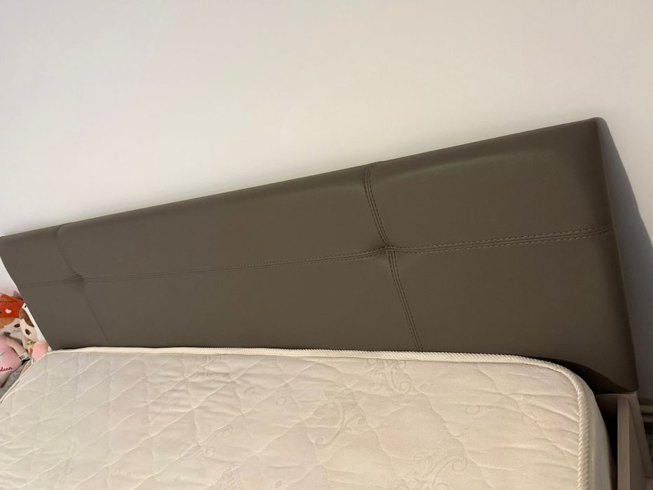 Pat și saltea în stare excelentă