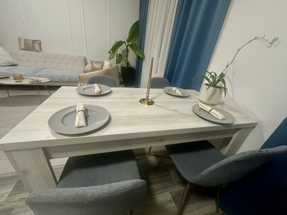 Masa de dining cu 4 scaune