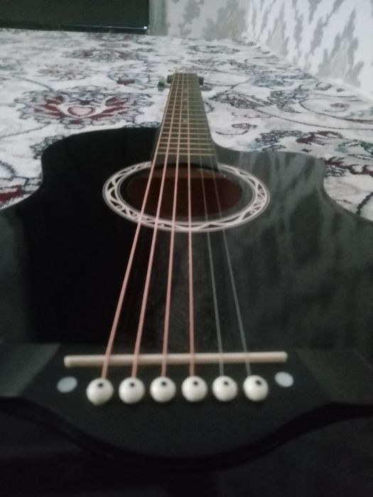 Gitara sotiladi aybi yuq narxini kelishamiz