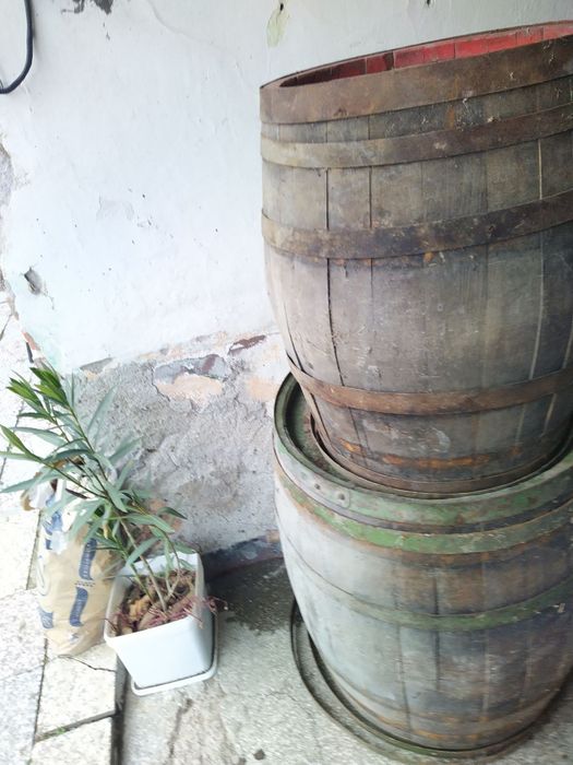 Стари дървени бурета гр. Хасково Център • OLX.bg