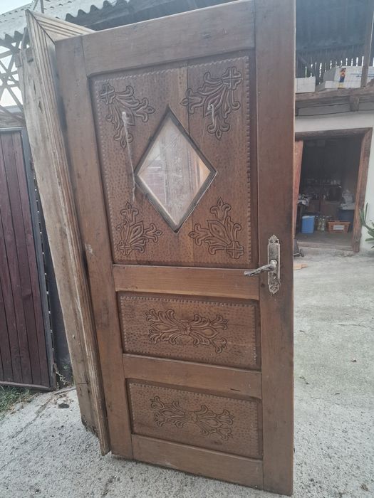 Vând uși vechi sculptate manual