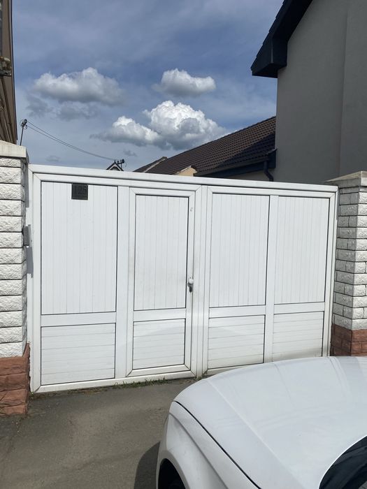 Poartă termopan albă cu portiță pietonală