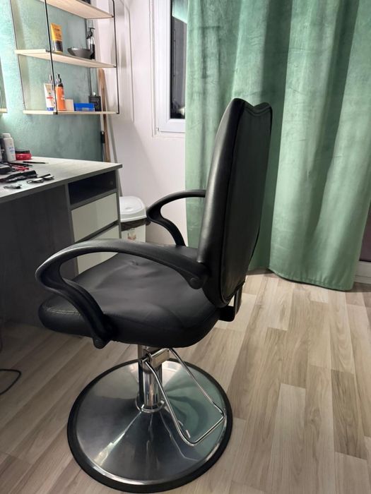 Vand 2 scaune, de frizerie si make up