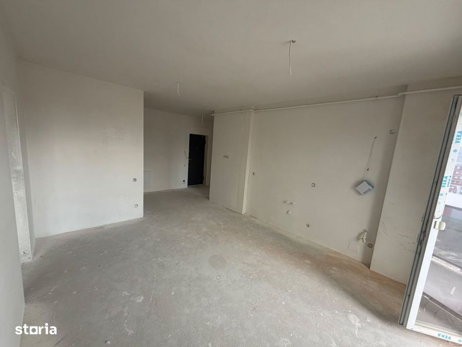 Apartament nou, cu 3 camere si balcon, etaj intermediar zona Vivo