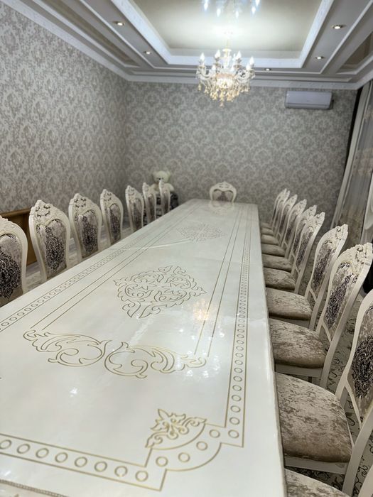 Стол и стулья в белом цвете.