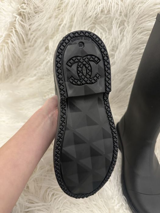 Черни ботуши Шанел отговарят на 39