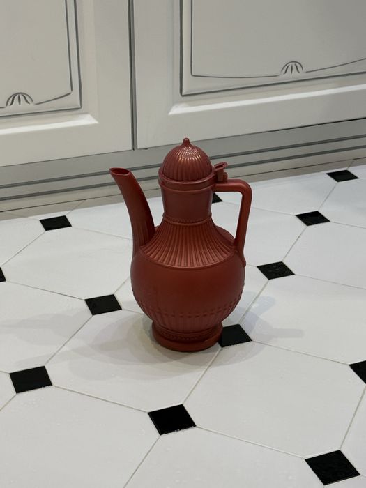 Мусорное ведро и кувшин