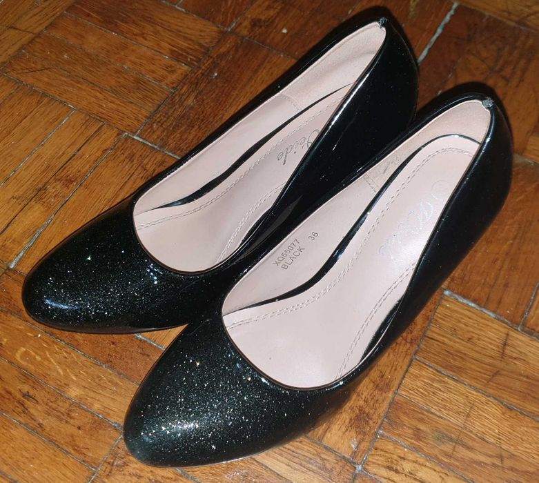 Pantofi nr 36, cu toc negri, lacuiti cu sclipici, stiletto