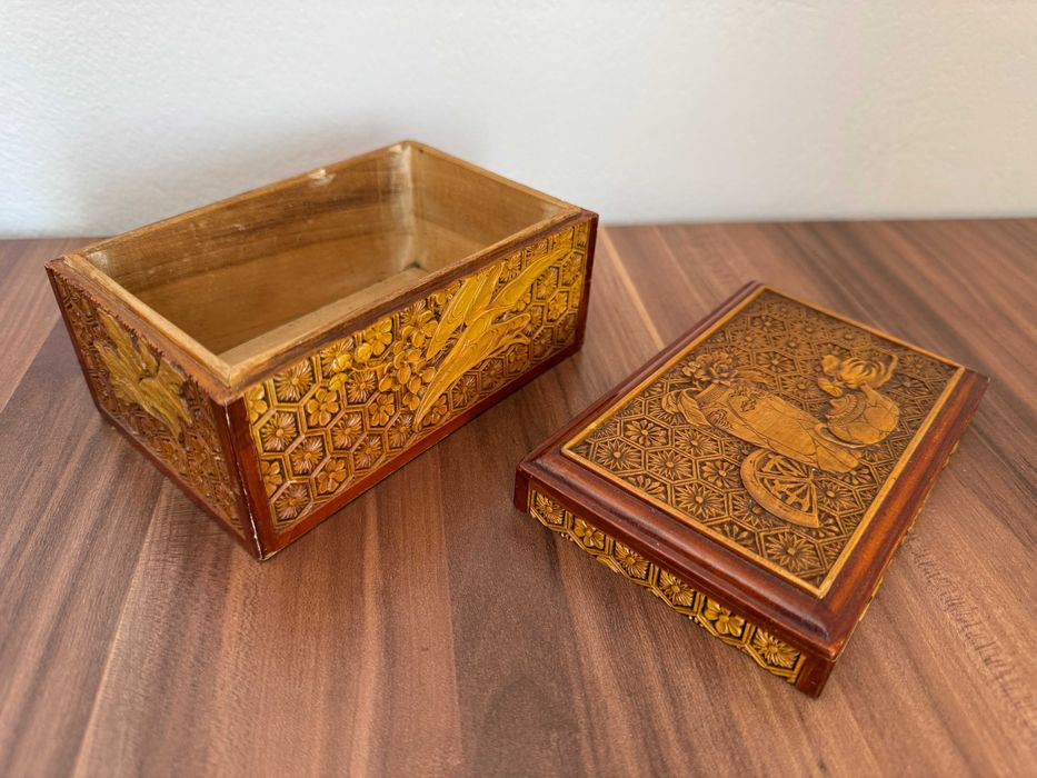 Луксозна дървена кутия за бижута с изящна дърворезба и флорални мотиви