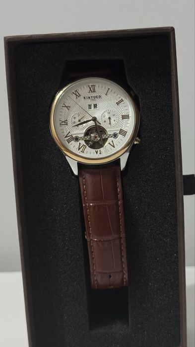 Часы кожаные Kinyued