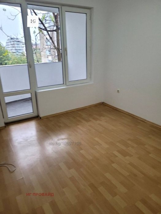 Дава се под наем Тристаен апартамент в Бургас, Възраждане - 108 кв.м за 459 € - Снимка #2