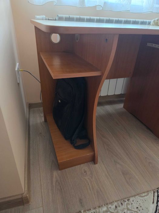 Продавам компютърно бюро