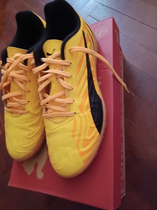 Обувки футболни стоножки Puma 40 номер и Umbro 37 номер