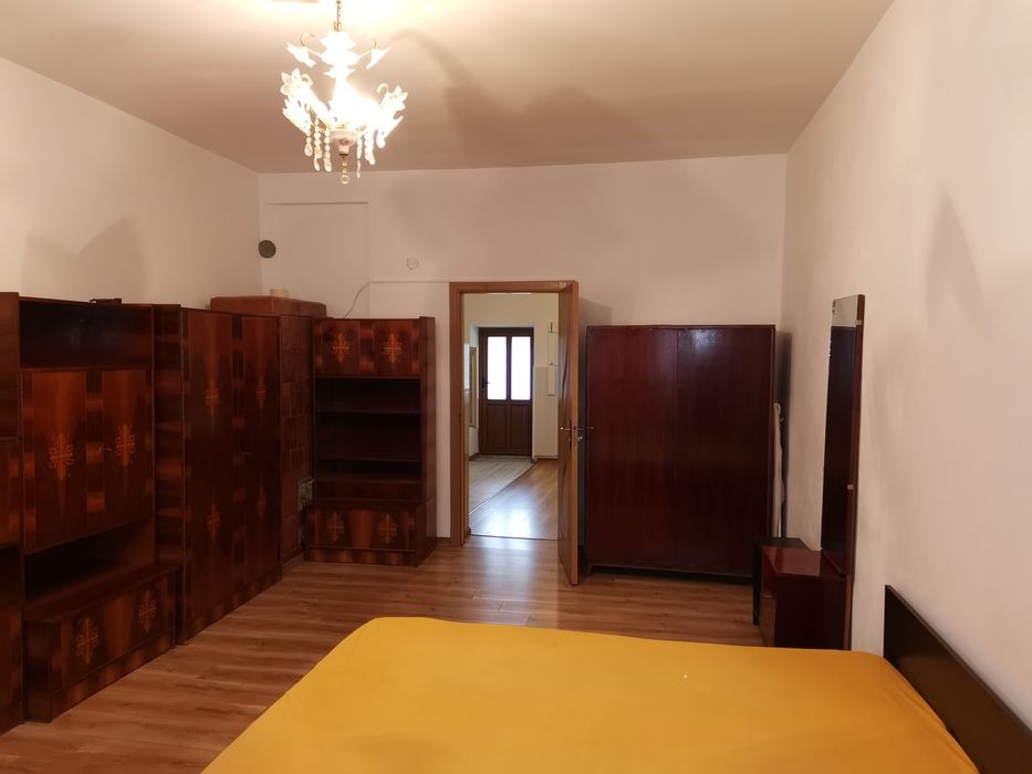 Închiriez apartament la casa str. 9 Mai