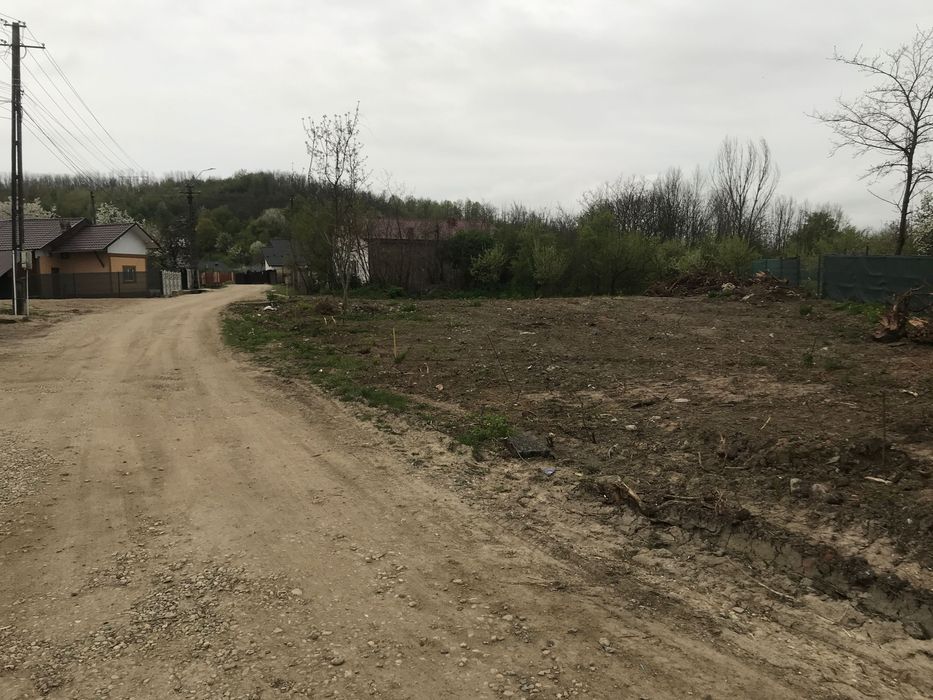 Teren ideal pentru casa-liniște,natura și acces rapid la oraș