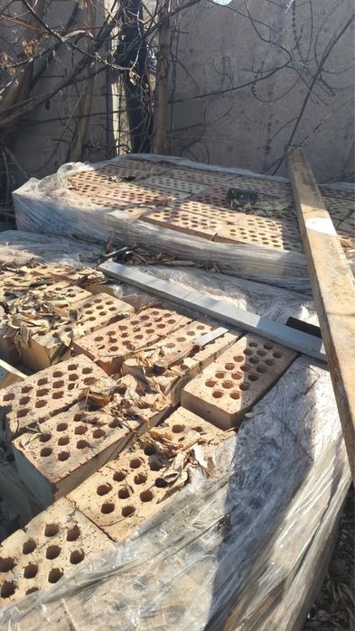 Продам кирипч 3 поддона 1.5