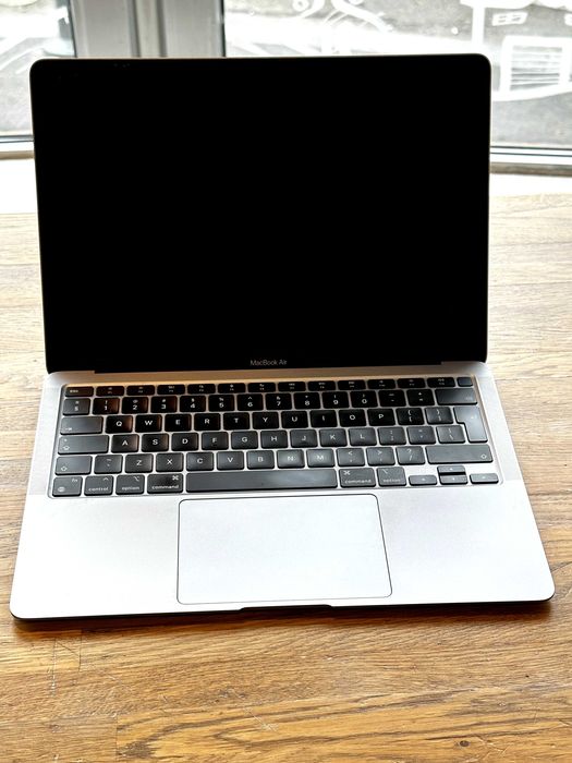 Vand Macbook Air M1 2021 - stare f buna