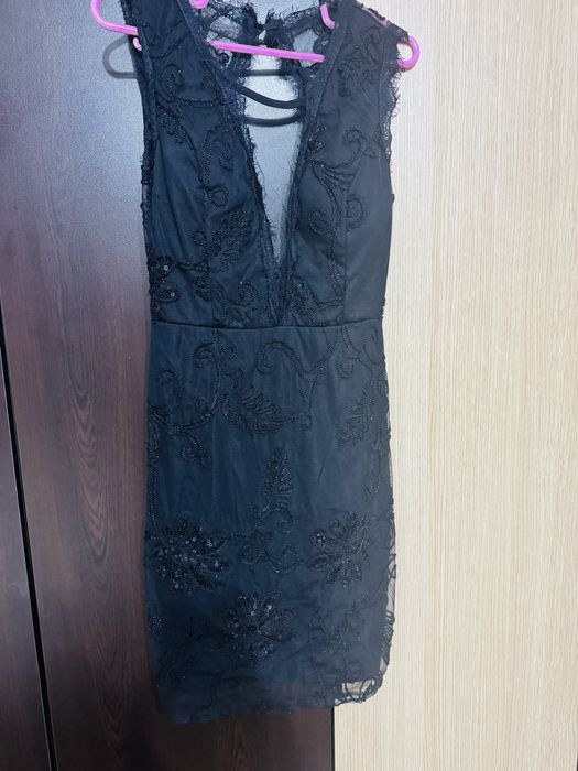 Черна рокля с ефектен гръб